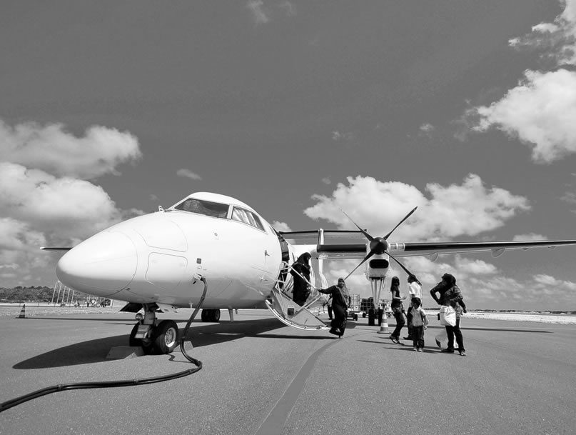 airport-jet-greyscale